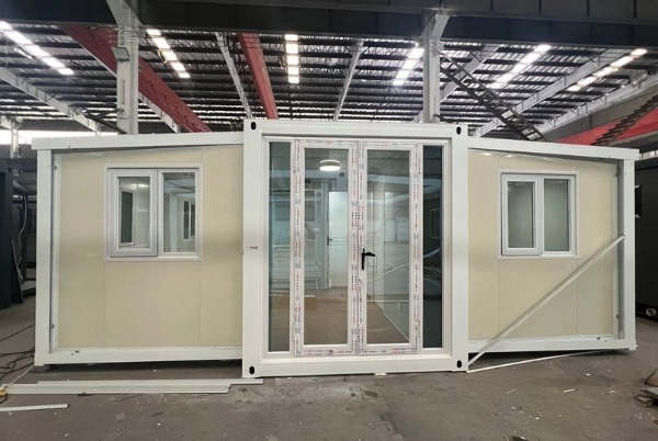 Double-wing expandable container house shown in folded transport position — Wanbang
